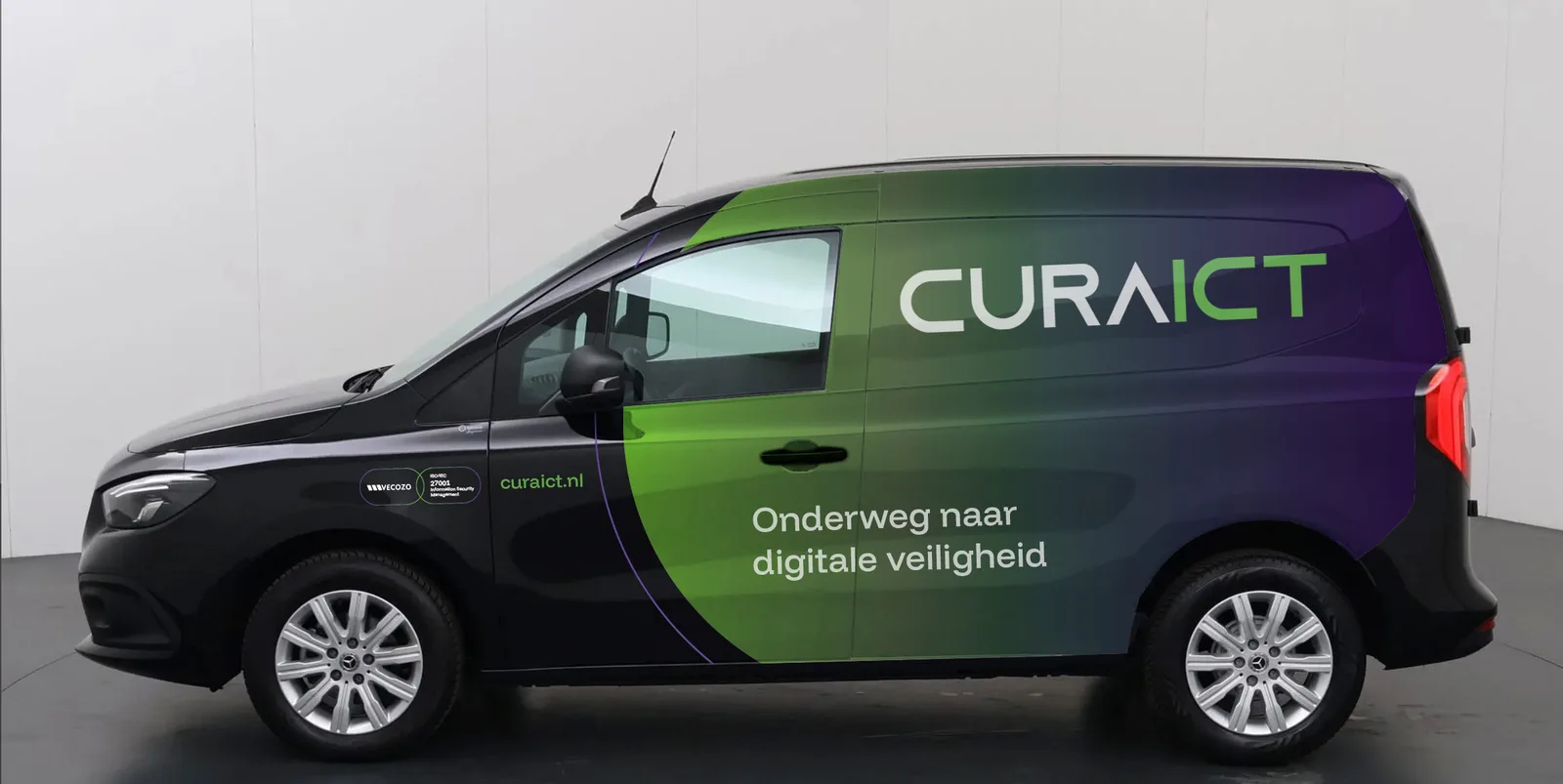 Bedrijfsbus van Cura ICT met de tekst Onderweg naar digitale veiligheid