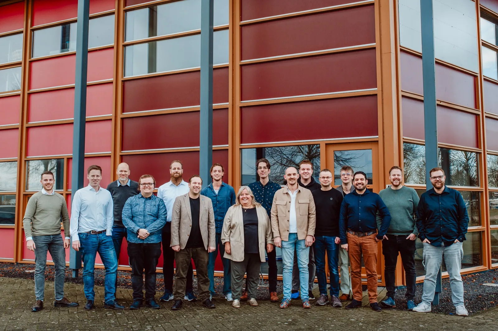 Teamleden van Cura ICT voor het kantoor aan de Chroomweg in Wolvega