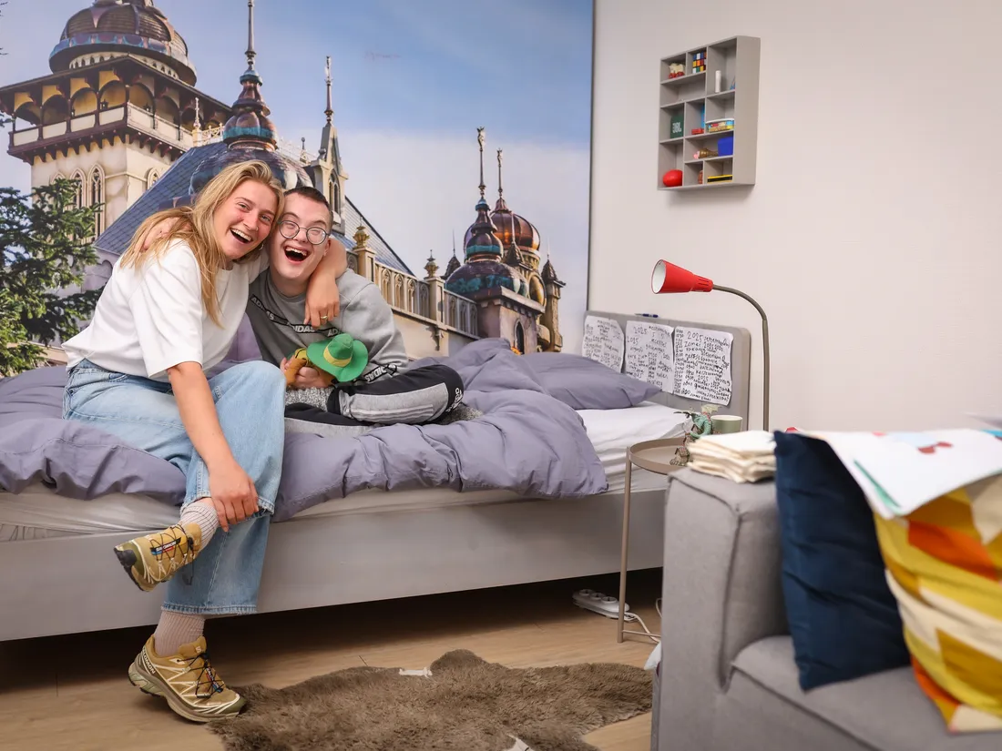 Begeleider en bewoner samen op een woonlocatie van Stichting ZorgWiel